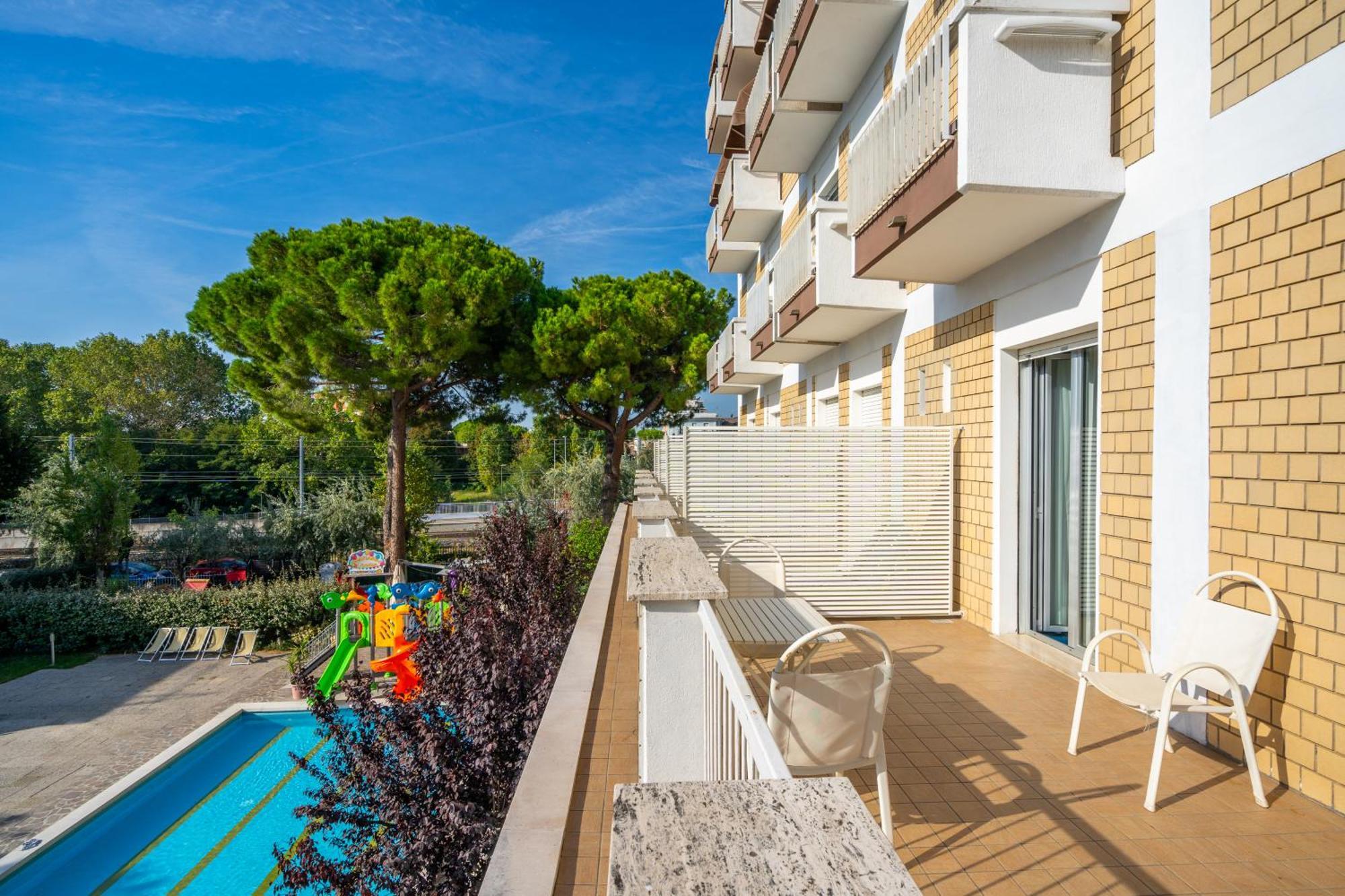 רימיני Lotus Hotel All Inclusive & Spiaggia מראה חיצוני תמונה