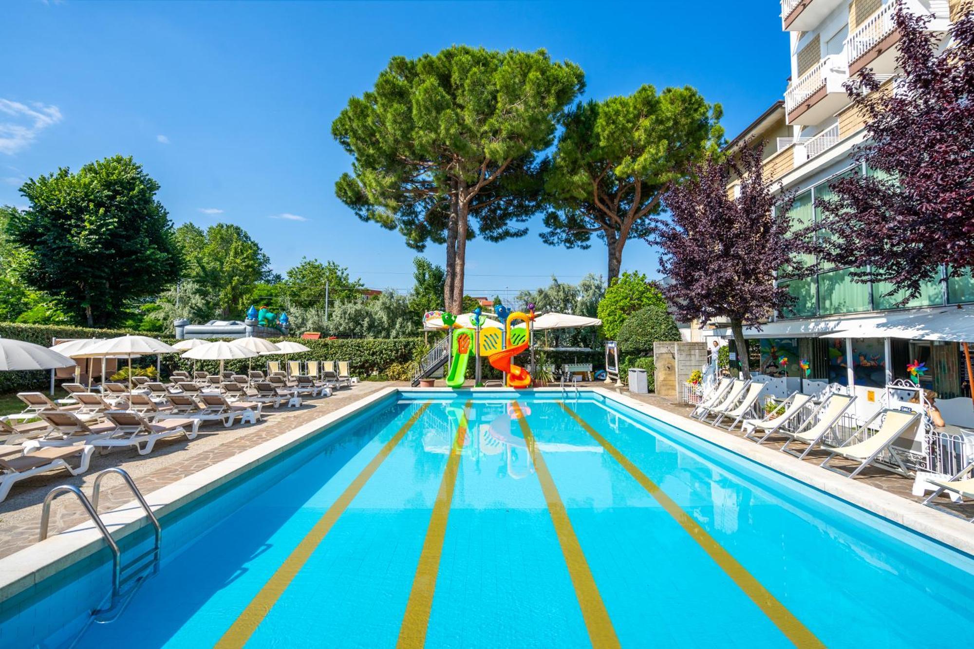 רימיני Lotus Hotel All Inclusive & Spiaggia מראה חיצוני תמונה